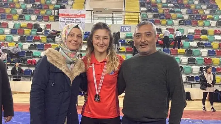 Balıkesirli Derya Nur Karaduman 65 Kiloda Türkiye Şampiyonu oldu