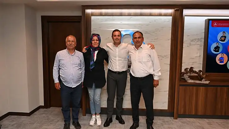 Başkan  Ahmet Akın muhtarları belediyede ağırladı.