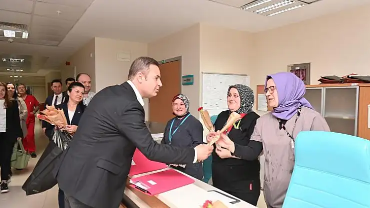 Başkan Akın Hem Annelerin Hem de Hemşirelerin Gününü Kutladı
