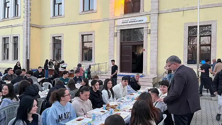 Başkan Cankul Kepsut Anadolu Lisesinin düzenlediği iftar yemeğine katıldı