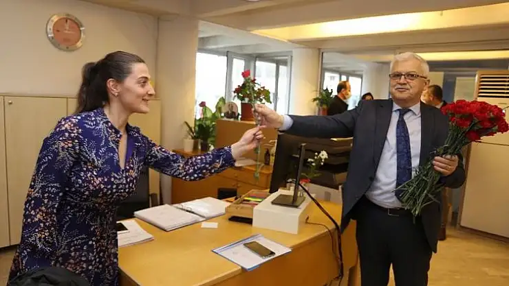 Başkan Deveciler'den Kadın Personele Karanfil