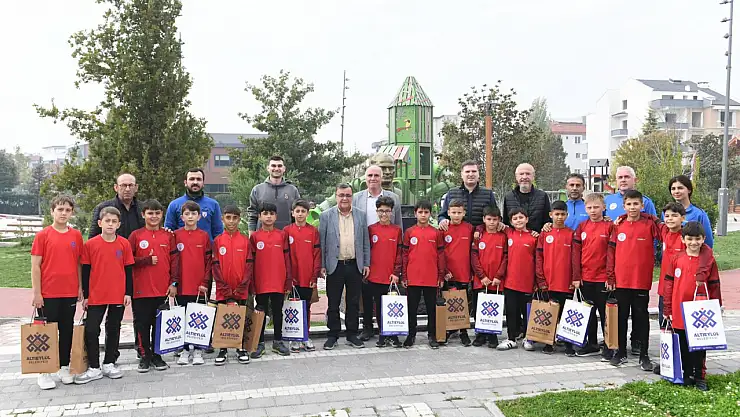 BAŞKAN HAKAN ŞEHİRLİ GELECEĞİN YILDIZLARINI AĞIRLADI