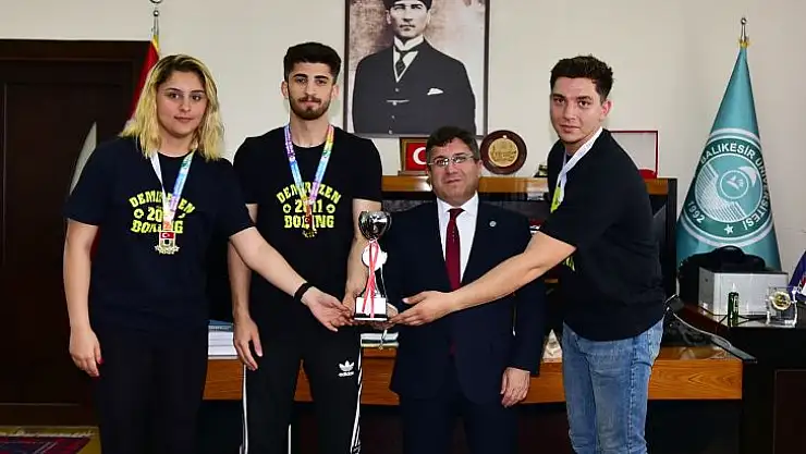 BAÜN Rektörü Prof. Dr. Yücel Oğurlu, Şampiyon Boksörlerle Buluştu