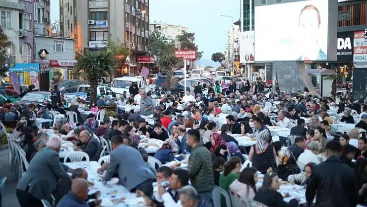 Burhaniyeliler Kadir Gecesi'nde İftarda Buluştu