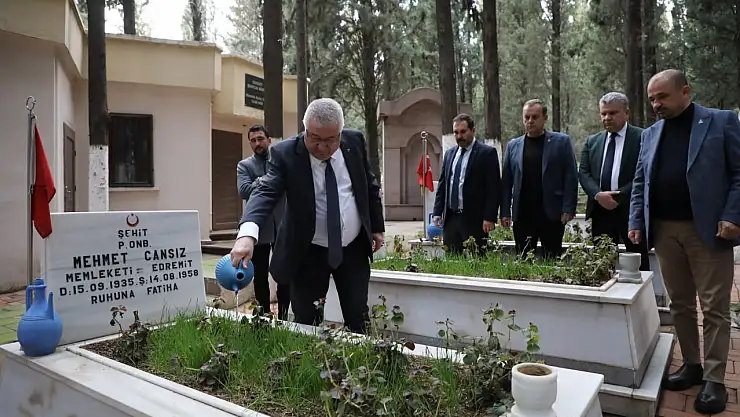 EDREMİT BELEDİYESİ'NDEN ŞEHİTLİKLERDE ANLAMLI ÇALIŞMA