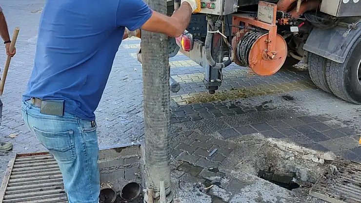 Edremit Şehit Hamdi Bey Meydanı'nın yıllanmış koku sorununu çözüldü