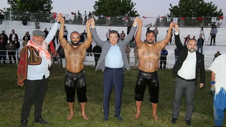 Edremit'te Başpehlivan Recep Kara Oldu