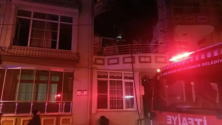 Edremit'te Ev Yangını: 2 Kişi ve Köpek Kurtarıldı