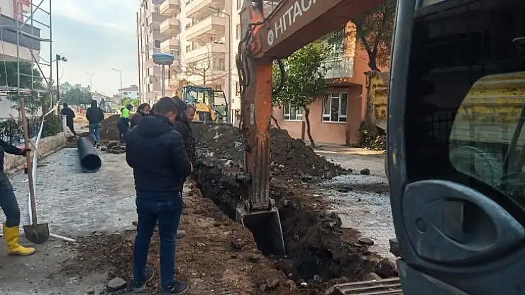 Edremit'te Yağmur Suyu Hattı Çalışmaları Devam Ediyor