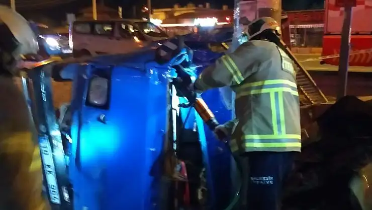 Edremit'te Yoldan Çıkan Kamyonet Direğe Çarptı: 1 Kişi Öldü