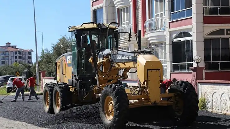Edremit'te Yollar Sıcak Asfaltla Kaplanıyor