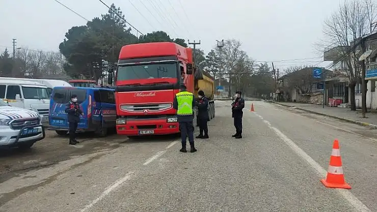 Kamyonlar denetlendi 15 araç trafikten men edildi 