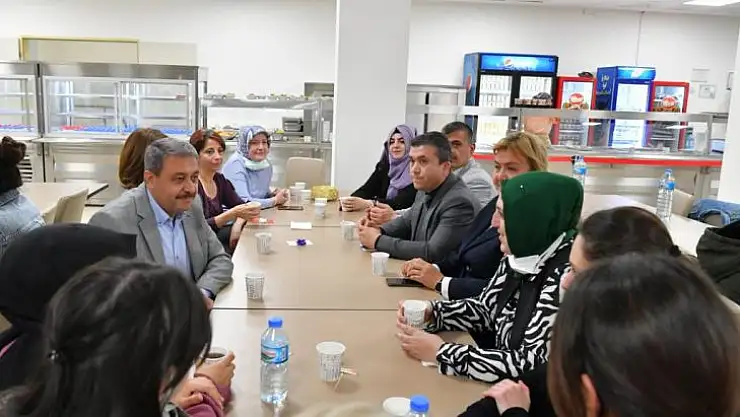Öğrencilerin İftar Yemeği Vali Şıldak'ın Elinden