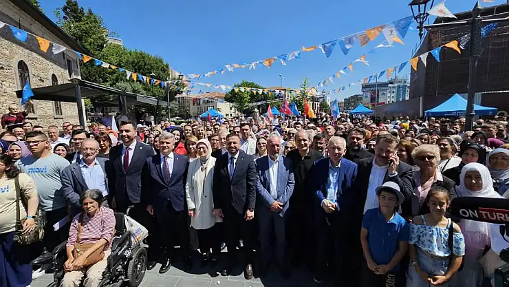 Şeyh Lütfullah Camii Meydanı'nda Coşkulu Bayramlaşma