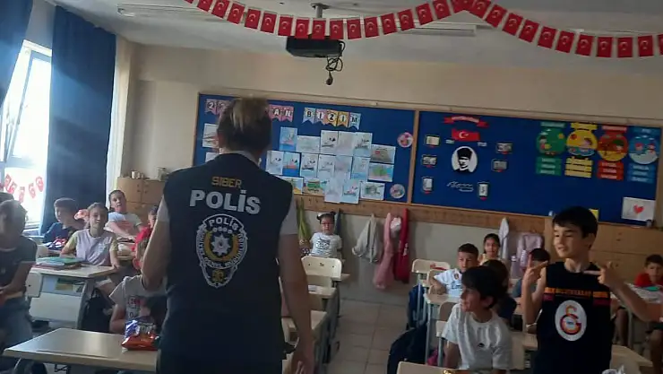 Siber Suçlarla Mücadele Şube Müdürlüğü  480 öğrenciyi bilgilendirdi