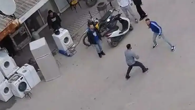 SOKAKTA  DÜELLO... VATANDAŞ ÇARESİZ SEYRETTİ.