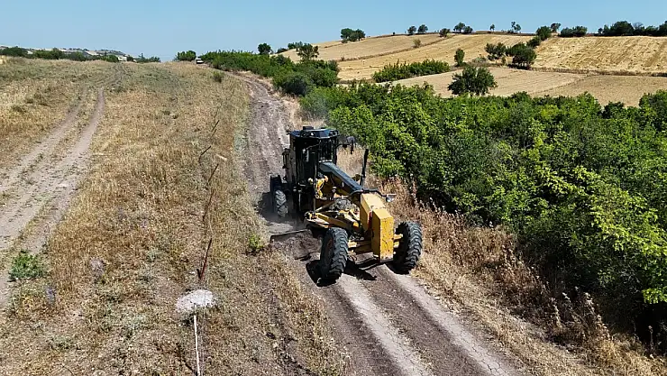 TARLA YOLLARI AÇILIYOR, ASFALT SERİMİ SÜRÜYOR