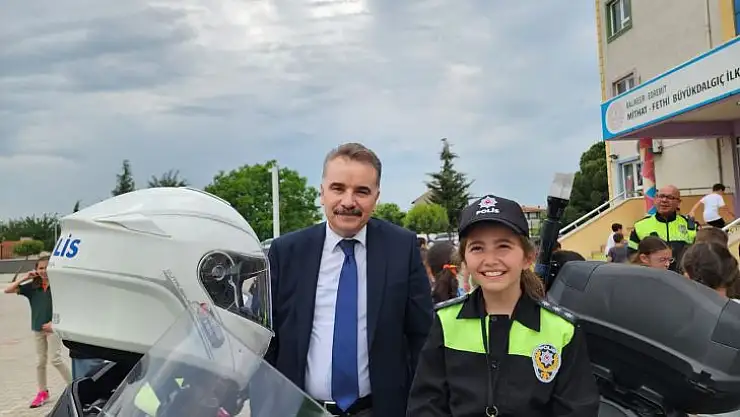 TRAFİK HAFTASINDA POLİSLER ÖĞRENCİLERLE KUTLAMA YAPTI