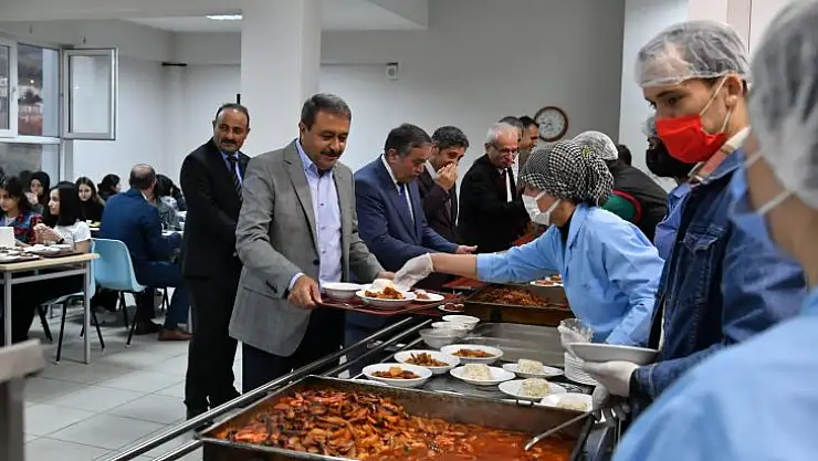 Vali Şıldak Öğrencilerin İftar Sofrasına Misafir Oldu