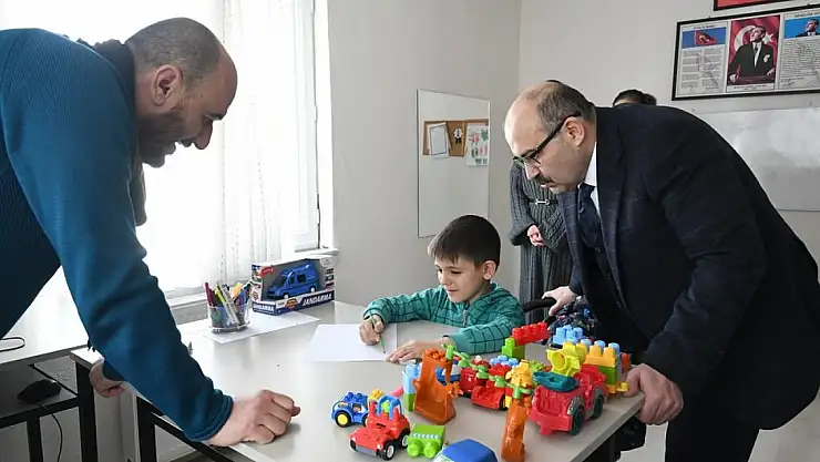 Vali Ustaoğlu, minik öğrencilerle bir araya geldi.