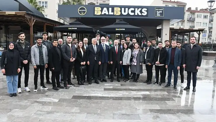 Yenişehirlioğlu 'Türkiye Yüzyılı Söyleşisi'nde gençlerle buluştu