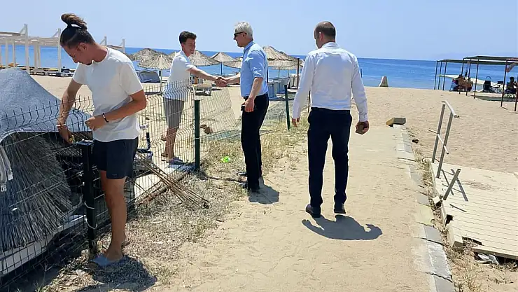 Zabıta ekipleri plajlardan tel çitleri kaldırtıyor