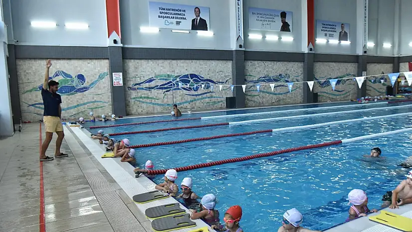 ALTIEYLÜL'DE 400 ÇOCUK YÜZME ÖĞRENİYOR
