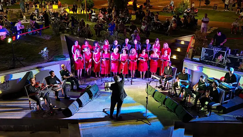 ALTIEYLÜL'DE 80'LER VE 90'LAR RÜZGARI ESTİ