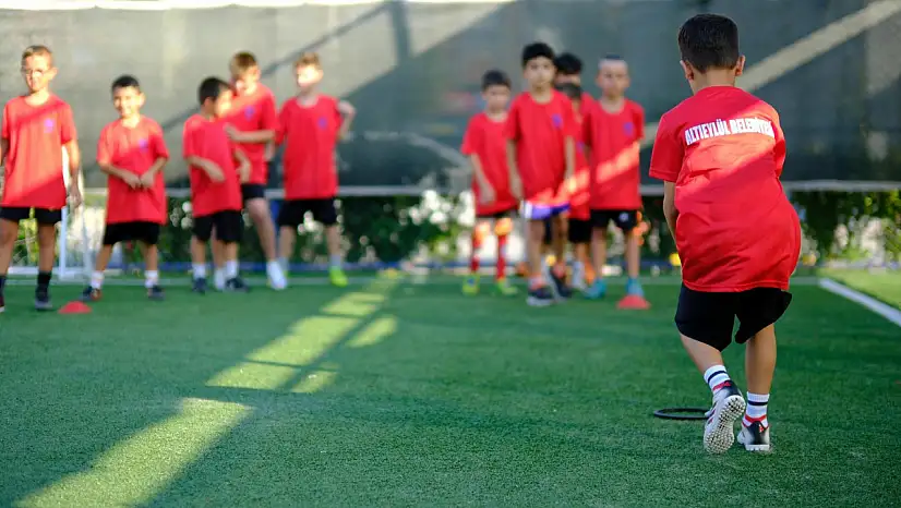 ALTIEYLÜL'DE SPOR OKULLARI TAM GAZ DEVAM EDİYOR