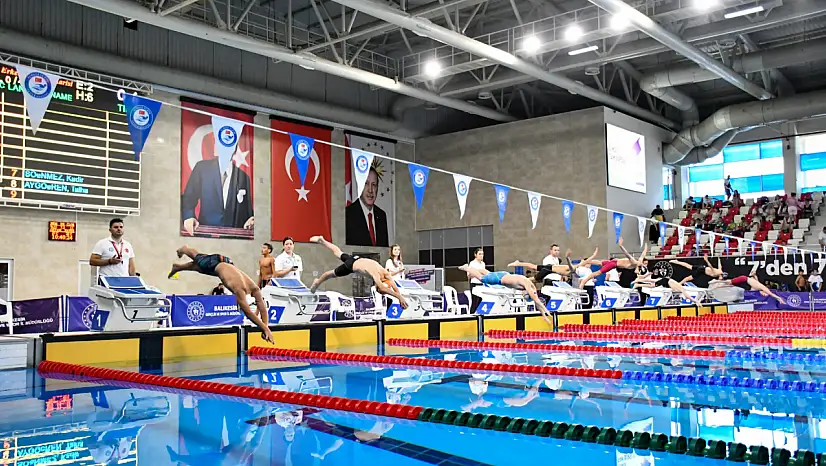 Balıkesir'de 15 Temmuz Kupası Yüzme Yarışları Başladı