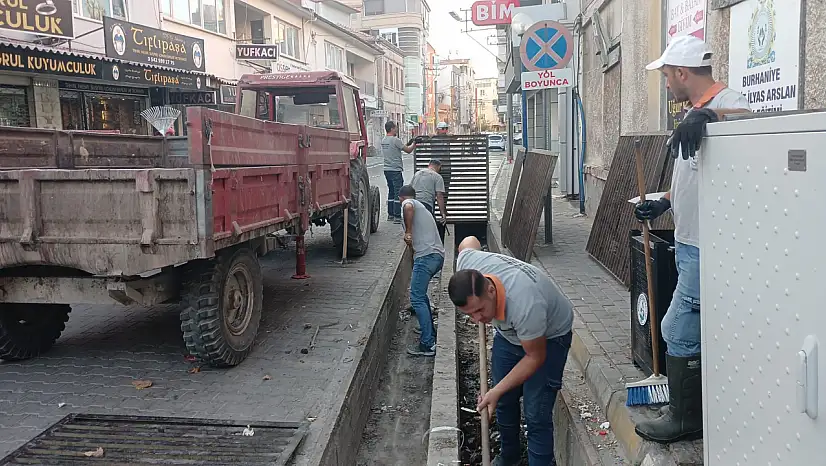 BURHANİYE'DE MENFEZ VE MAZGAL TEMİZLİKLERİ DEVAM EDİYOR