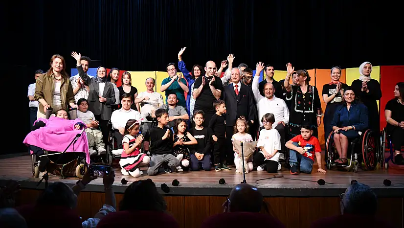 Büyükşehir tiyatroseverleri 'Bizim Tayfa' ile buluşturdu