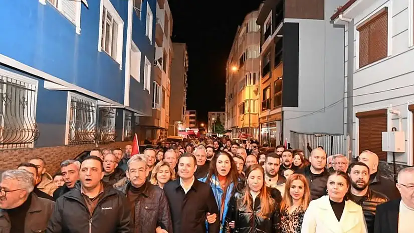 EDREMİT'TE DEMOKRASİ YÜRÜYÜŞÜ