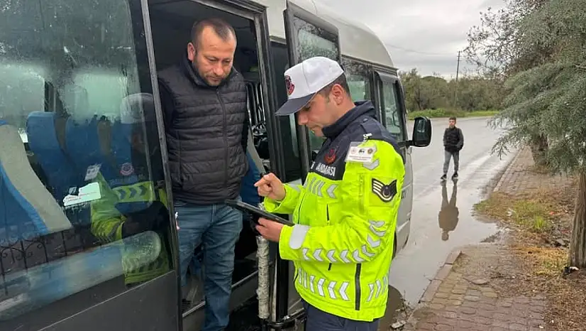 Jandarma Okul Çevreleri ile Okul Servis Araçlarını Denetledi