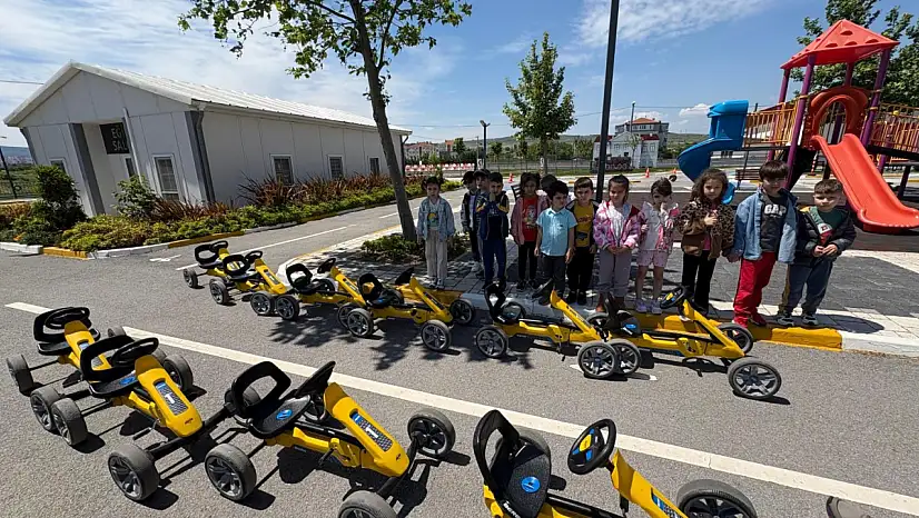 Minik öğrencilere uygulamalı trafik eğitimi