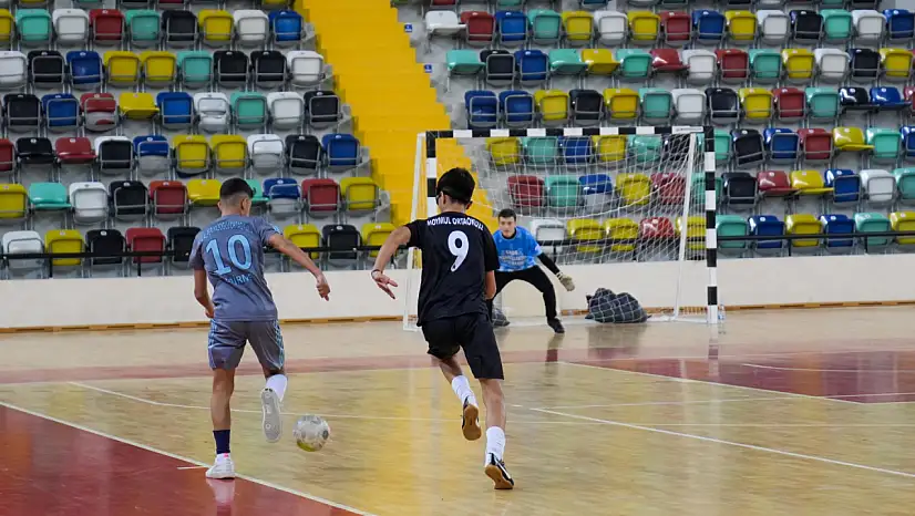 OKUL SPORLARI FUTSAL YILDIZLAR GRUP MÜSABAKALARINDA GENÇLER BİRİNCİLİK İÇİN YARIŞIYOR