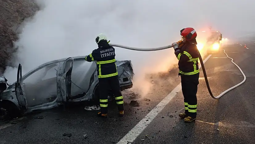 OTOMOBİL TIRA ÇARPARAK YANDI
