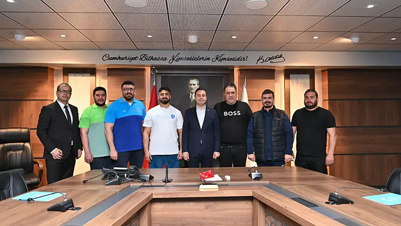 Şampiyon güreşçiler Büyükşehir Belediyespor renklerine bağlandı