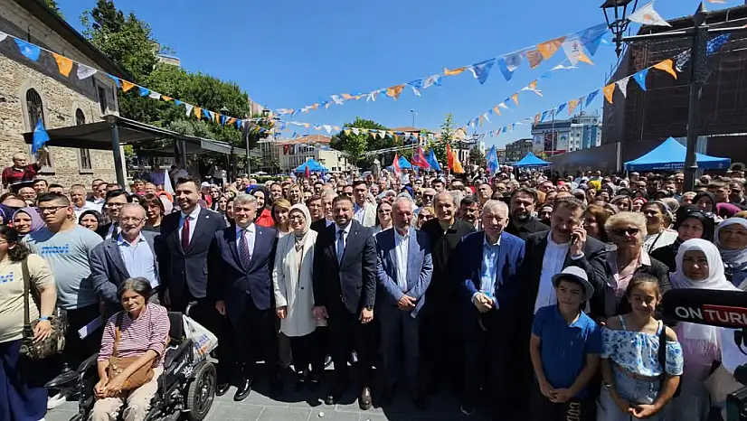 Şeyh Lütfullah Camii Meydanı'nda Coşkulu Bayramlaşma