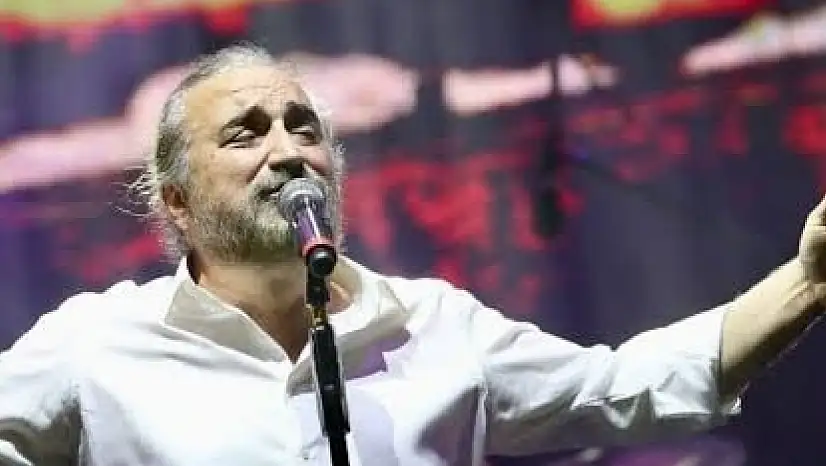 Ünlü sanatçı Volkan Konak, kalp krizi sonucu hayatını kaybetti.
