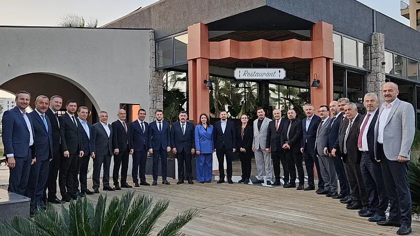 AK Parti Balıkesir Teşkilatı Ayvalık'ta Buluştu:   'Bu milletin hizmet siyaseti bitmez'