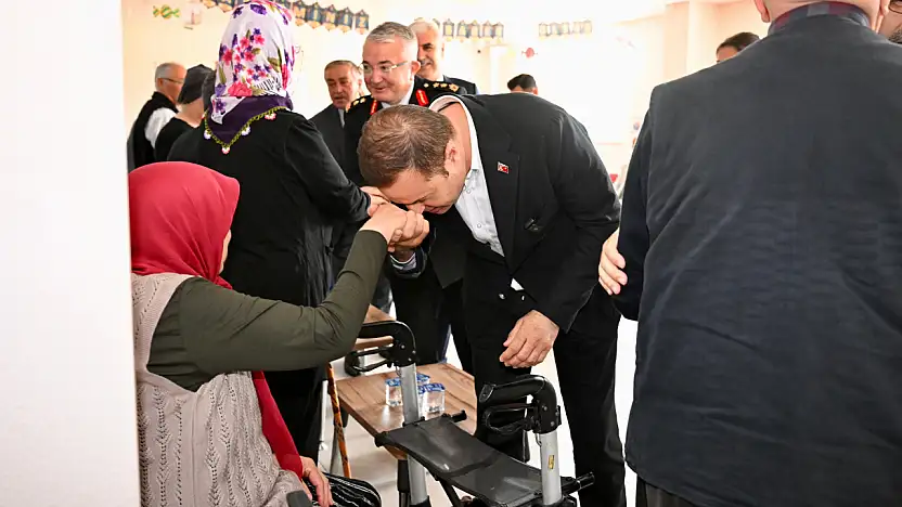 Akın, bayramda huzurevi sakinlerini unutmadı