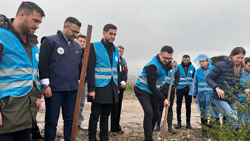 Balıkesir AK Gençlik'ten Fidan Dikim Seferberliği  'YEŞİL VATANI KORUMAK GELECEK NESİLLERE KARŞI SORUMLULUĞUMUZDUR.'