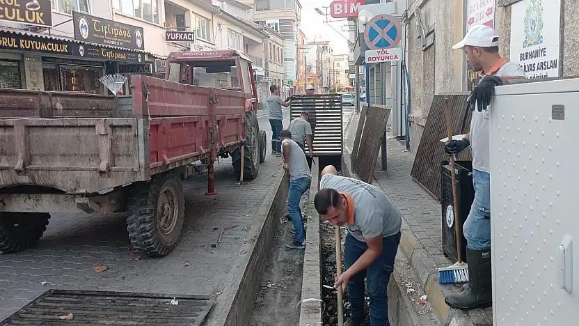 BURHANİYE'DE MENFEZ VE MAZGAL TEMİZLİKLERİ DEVAM EDİYOR