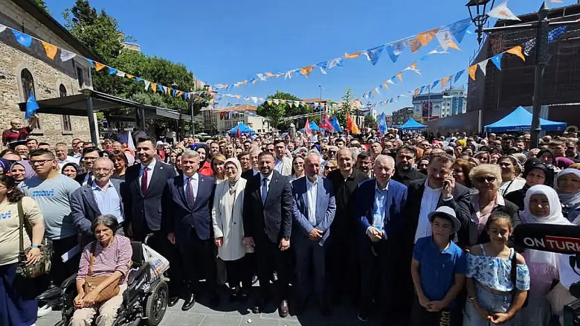 Şeyh Lütfullah Camii Meydanı'nda Coşkulu Bayramlaşma