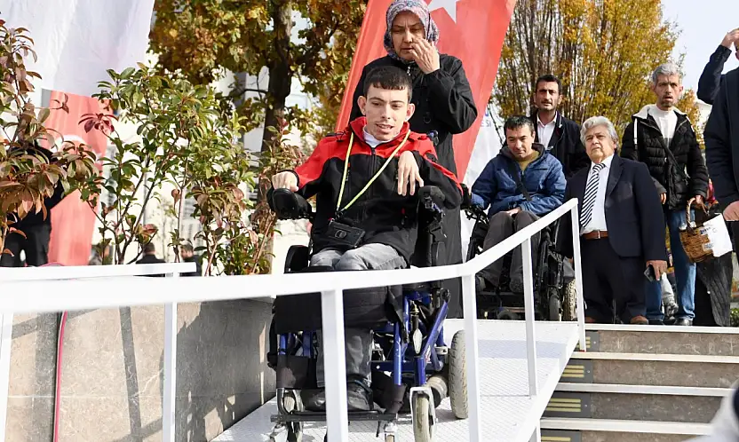 ALTIEYLÜL'DE ENGELLER BİRLİKTE AŞILIYOR