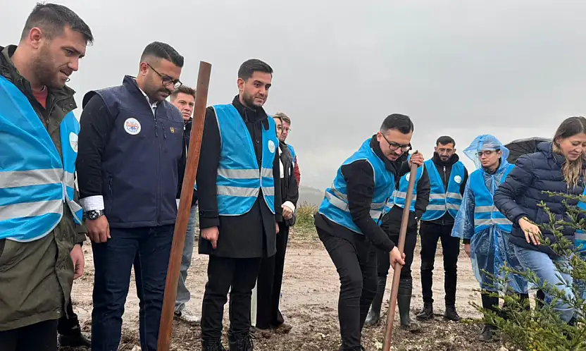 Balıkesir AK Gençlik'ten Fidan Dikim Seferberliği  'YEŞİL VATANI KORUMAK GELECEK NESİLLERE KARŞI SORUMLULUĞUMUZDUR.'