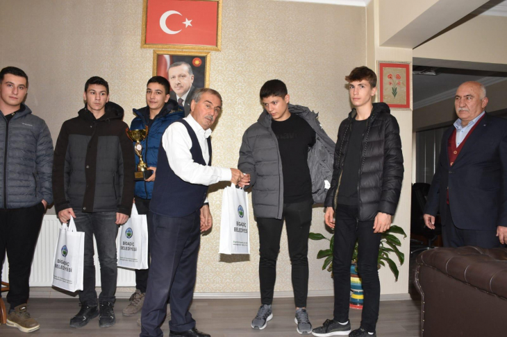 Başkan İsmail Avcu Şampiyon Voleybolcuları Makamında Kabul Etti