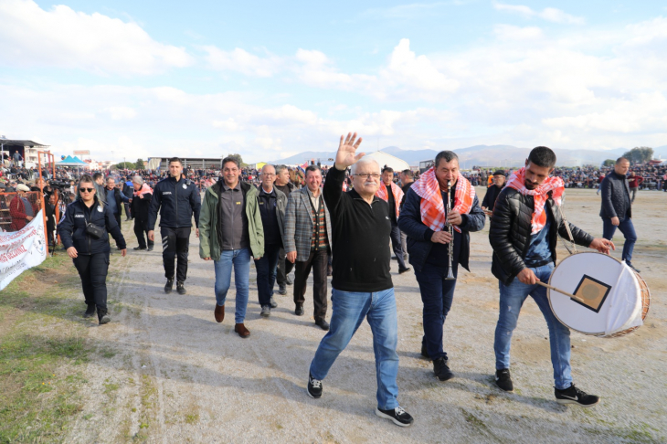 Burhaniye Deve Güreşleri Nefes Kesti