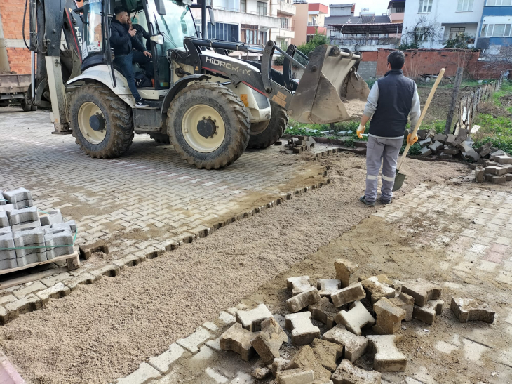 Edremit'te Bozulan Yollara Müdahale